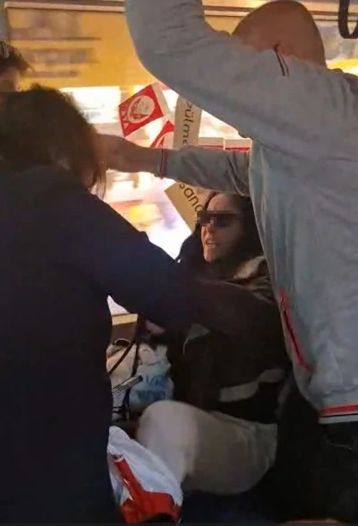 İstanbul&rsquo;da tramvayda yolcuların koltuk kavgası kamerada
