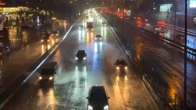 İstanbul&rsquo;da yağmur etkili olmaya başladı