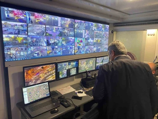 İstanbul Emniyeti&rsquo;nden Taksim&rsquo;de mobil komuta merkezli &ouml;nlem
