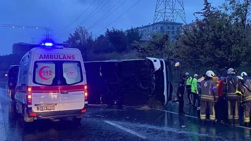 İstanbul Esenler'de yolcu otob&uuml;s&uuml; yan yattı: 2 &ouml;l&uuml;, 15 yaralı