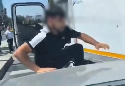 Tartıştığı s&uuml;r&uuml;c&uuml;n&uuml;n &ouml;n&uuml;n&uuml; kesen maganda g&ouml;zaltında!