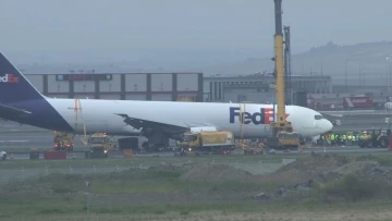 İstanbul Havalimanı&rsquo;nda g&ouml;vdesinin &uuml;zerine inen u&ccedil;ağın kaldırılma &ccedil;alışmaları devam ediyor
