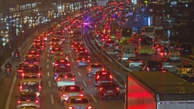 İstanbul - İstanbul'da derbi &ouml;ncesi trafik yoğunluğu y&uuml;zde 80'e ulaştı