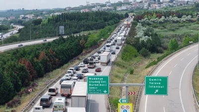 İstanbul-İzmir Otobanı Bursa Gişelerinde kilometrelerce kuyruk!