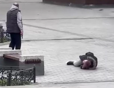 İstanbul Mısır &Ccedil;arşısı girişinde tartıştığı kişiyi silahla vurdu, başında bekledi