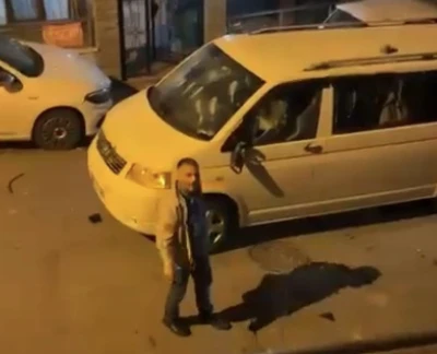 &Uuml;mraniye'de eşinin otomobiline zarar verdi; m&uuml;dahale eden komşusunun aracının camlarını kırdı