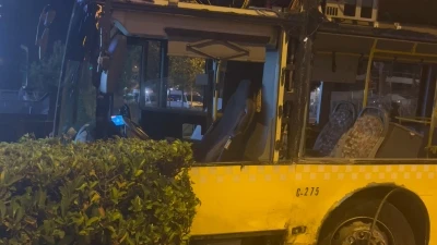 İstanbul - &Uuml;mraniye'de İETT otob&uuml;s&uuml; ile otomobil &ccedil;arpıştı : 1'i ağır 2 yaralı