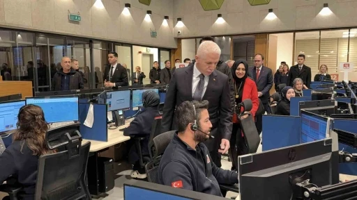 İstanbul Valisi Davut G&uuml;l, 112 Acil &Ccedil;ağrı Merkezi&rsquo;nde &ccedil;alışanların yeni yılını kutladı
