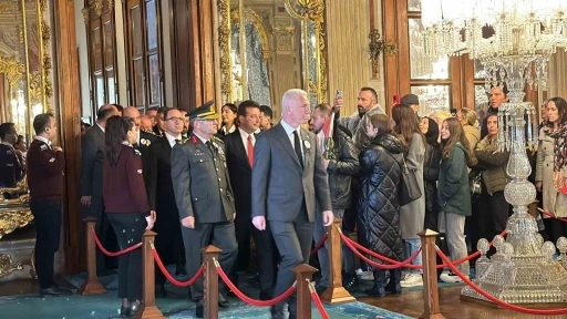 İstanbul Valisi G&uuml;l, Dolmabah&ccedil;e Sarayı&rsquo;nı ziyaret etti
