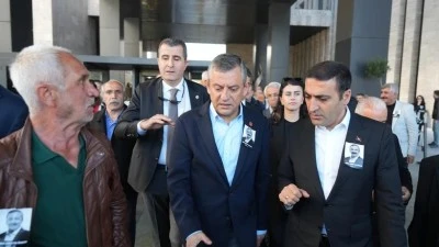 İşte &Ouml;zg&uuml;r &Ouml;zel'e saldıran şahsın su&ccedil; kaydı