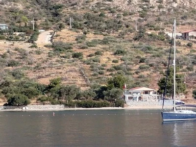 İsteğine g&ouml;re sahil şeridini taş duvarla &ccedil;evirip, prefabrik yapı yerleştirdi