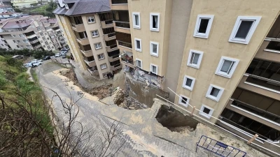 İstinat duvarı &ccedil;&ouml;kt&uuml;; 7 katlı binanın 2 katı tahliye edildi