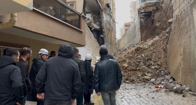 İstinat duvarı &ccedil;&ouml;kt&uuml;, site sakinleri deprem olduğunu sandı
