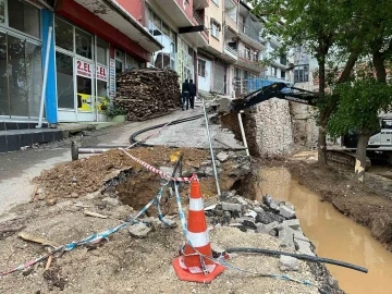 İstinat duvarı ikinci kez &ccedil;&ouml;kt&uuml;: 5 katlı bina boşaltıldı
