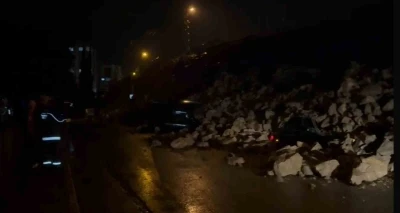 İstinat duvarı park halindeki ara&ccedil;ların &uuml;zerine &ccedil;&ouml;kt&uuml;