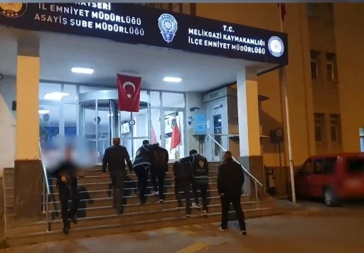 İşyerini kurşunlayanlar &ouml;nce kameraya sonra polise yakalandı
