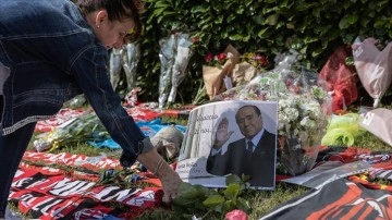 İtalya, Berlusconi i&ccedil;in ulusal yas ilan edilmesini tartışıyor
