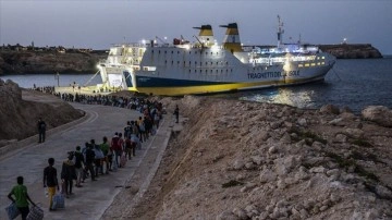 İtalya'nın Lampedusa Adası'nın sakinleri, d&uuml;zensiz g&ouml;&ccedil; konusunda yalnız bırakıldıklarını d