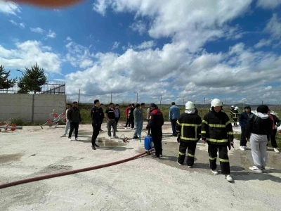 İtfaiye ekiplerinden &uuml;niversite &ouml;ğrencilerine uygulamalı eğitim

