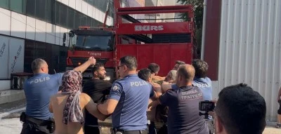 İtfaiye yangına, iş yeri sahipleri itfaiyeye m&uuml;dahale etti