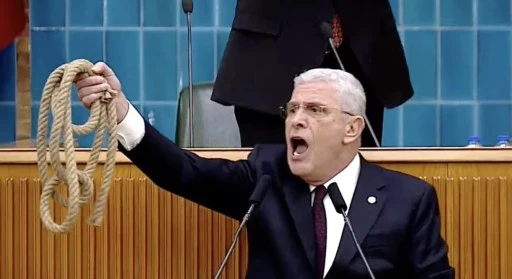 İYİ Parti Genel Başkanı Dervişoğlu, Bah&ccedil;eli'nin s&ouml;zlerini sert bir dille eleştirirken k&uuml;rs&uuml;den urgan fırlattı 