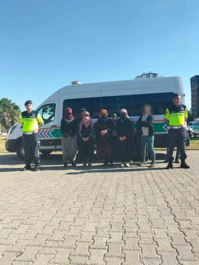 İzin belgesi bulunmayan 12 d&uuml;zensiz g&ouml;&ccedil;men yakalandı
