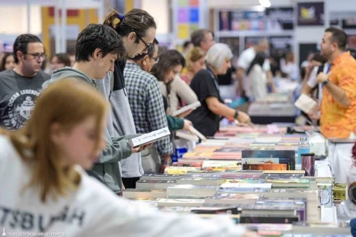 İZKİTAP kitapseverlerle buluşmak i&ccedil;in g&uuml;n sayıyor
