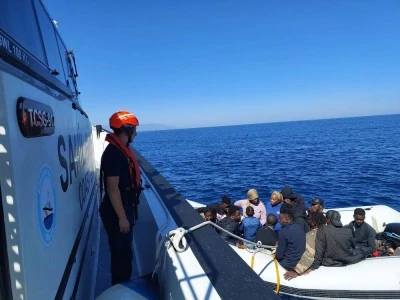  İzmir a&ccedil;ıklarında 16 ka&ccedil;ak g&ouml;&ccedil;men yakalandı