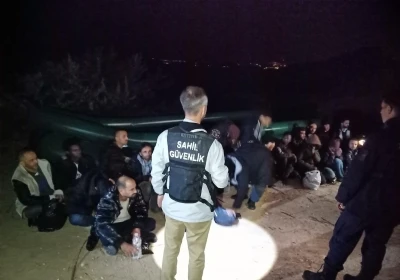 İzmir a&ccedil;ıklarında 33 d&uuml;zensiz g&ouml;&ccedil;men kurtarıldı, 50 g&ouml;&ccedil;men yakalandı