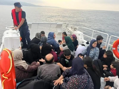 İzmir a&ccedil;ıklarında 46'sı &ccedil;ocuk 81 d&uuml;zensiz g&ouml;&ccedil;men yakalandı