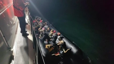 İzmir a&ccedil;ıklarında 59 d&uuml;zensiz g&ouml;&ccedil;men yakalandı