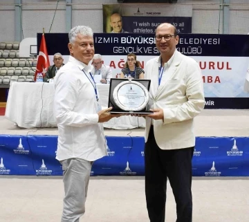 İzmir B&uuml;y&uuml;kşehir Belediyesi Gen&ccedil;lik ve Spor Kul&uuml;b&uuml;&rsquo;nde bayrak değişimi
