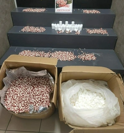 İzmir'de 104 bin 40 adet uyuşturucu sentetik ecza ele ge&ccedil;irildi