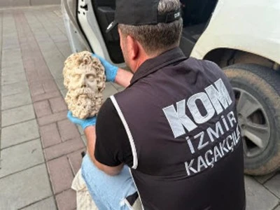 İzmir'de 2 bin yıllık Zeus heykel başı ele ge&ccedil;irildi