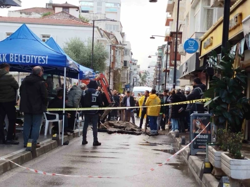 İzmir&rsquo;de 2 kişinin &ouml;ld&uuml;ğ&uuml; elektrik akımı olayında keşif yapılıyor
