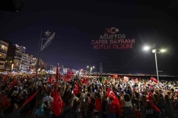 İzmir&rsquo;de 500 dron ile 30 Ağustos coşkusu
