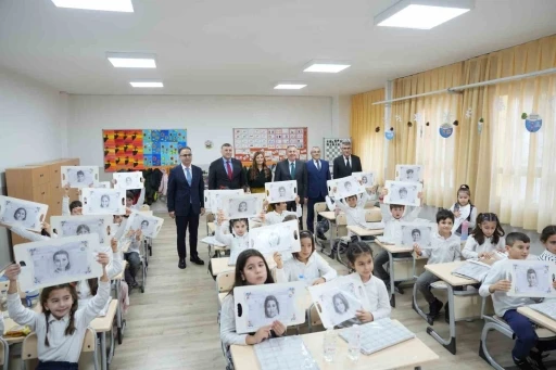 İzmir&rsquo;de 738 bin 886 &ouml;ğrenci karnesini aldı
