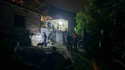 İzmir&rsquo;de aile faciası: Oğlunu &ouml;ld&uuml;rd&uuml;, eşini ağır yaraladı