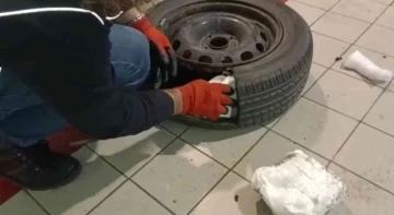 İzmir&rsquo;de aracın stepnesinden yaklaşık 6,5 kilo uyuşturucu madde ele ge&ccedil;irildi
