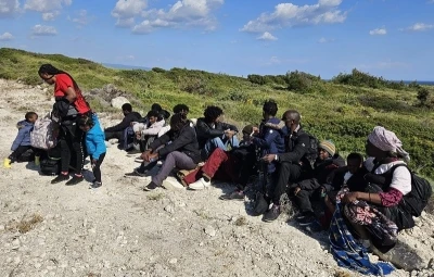 İzmir&rsquo;de arızalanan bottaki 26 d&uuml;zensiz g&ouml;&ccedil;men kurtarıldı