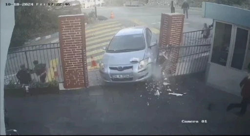 İzmir&rsquo;de aynı okulda ikinci kaza: Ara&ccedil; okul kapısını kırdı, &ccedil;ocuklar ve veliler son anda kurtuldu
