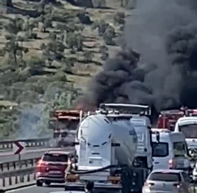 İzmir&rsquo;de belediye otob&uuml;s&uuml; alev alev yandı: Yolcular tahliye edildi
