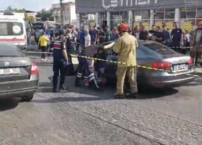 İzmir'de bir araca pompalı t&uuml;fekle saldırı: 3 &ouml;l&uuml; 