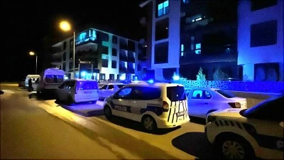İzmir'de bir evde anne, baba ve oğulları tabancayla &ouml;ld&uuml;r&uuml;lm&uuml;ş halde bulundu