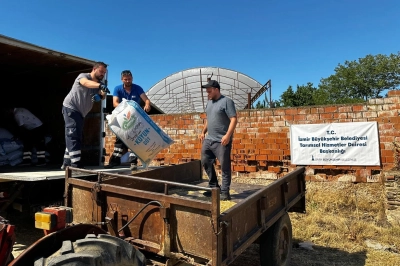 İzmir'de  B&uuml;y&uuml;kşehir'den Yangın B&ouml;lgesine Yem Desteği
