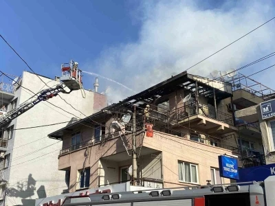 İzmir&rsquo;de &ccedil;atı yangını
