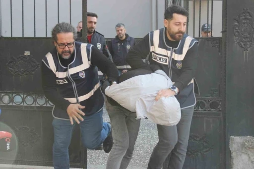 İzmir&rsquo;de &ccedil;ocuğunun boynuna bı&ccedil;ak dayayan baba tutuklandı
