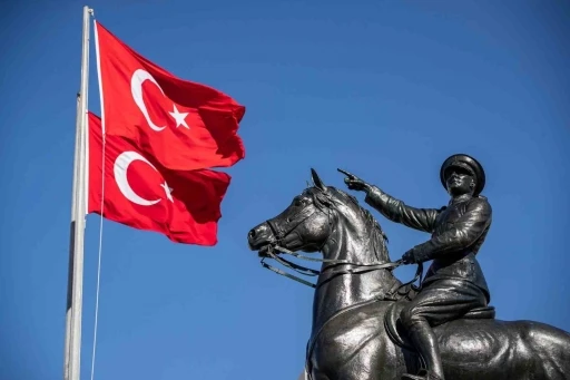 İzmir&rsquo;de Cumhuriyet Bayramı, dev T&uuml;rk bayraklı kortej, fener alayı ve t&ouml;renlerle kutlanacak
