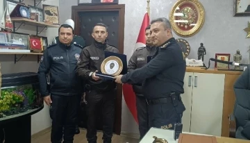 İzmir&rsquo;de dolanan bayrağı d&uuml;zelten bek&ccedil;ilere plaket
