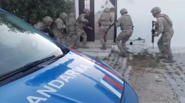 İzmir&rsquo;de dolandırıcı şebekesi &ccedil;&ouml;kertildi: Dev operasyonda 11 g&ouml;zaltı
